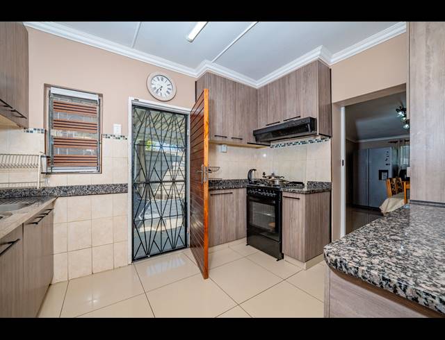 3 BEDROOM FREEHOLD FOR SALE IN HILLARY
